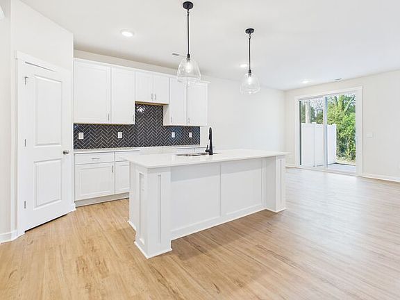 4th image of 311 Kings Dr #1