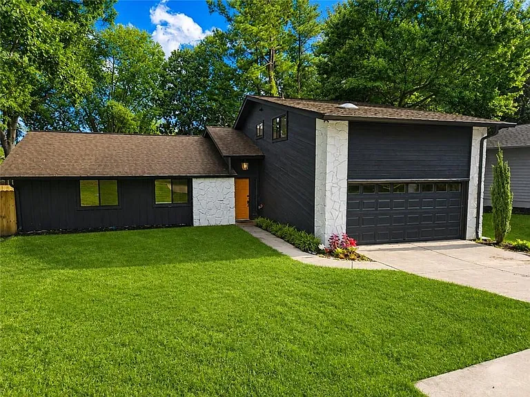 1217 Fairfield Dr — Photo 1