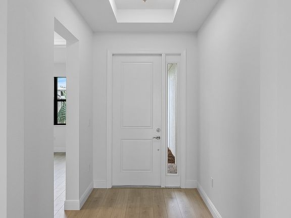 Ana Maria Model Foyer