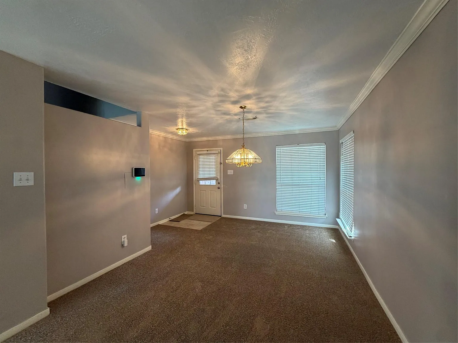 4 bed, 2.5 bath, 2123 sqft, $2,000 — Photo 2