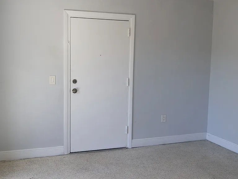 528 SW 6th St #6 — Photo 23
