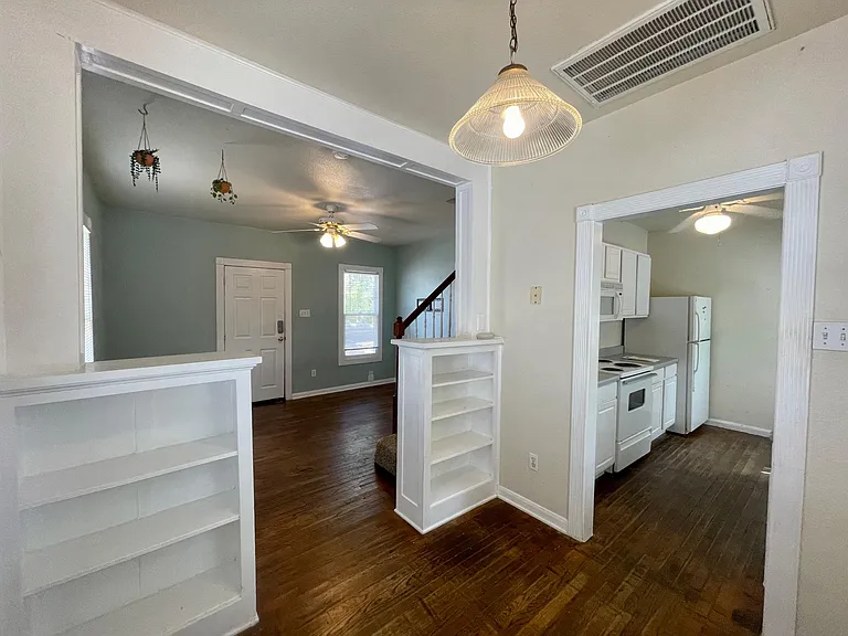 2202 Leon St — Photo 13
