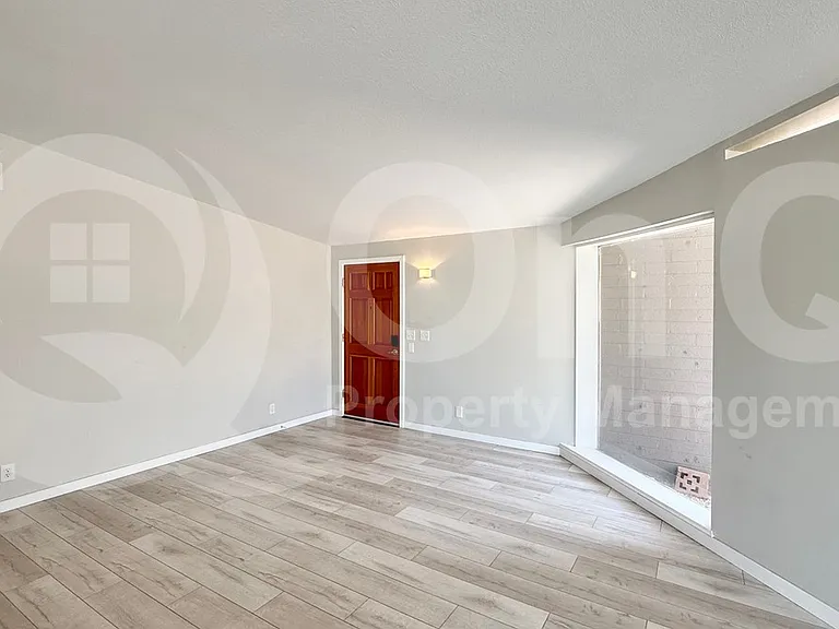 525 N Vine St — Photo 3