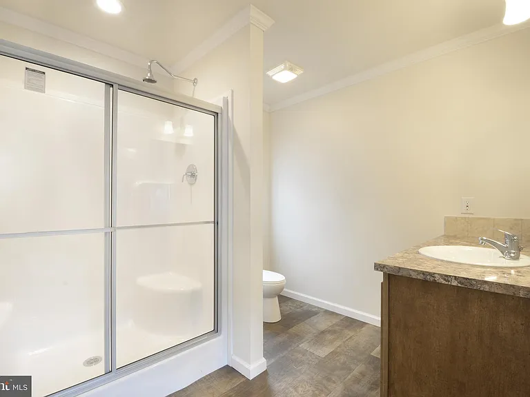 6 Edgewater Dr — Photo 2