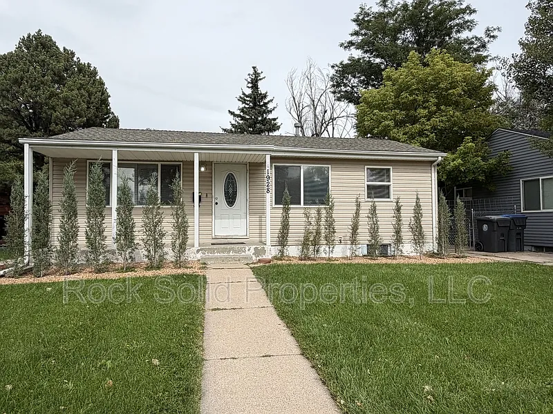3 bed, 2.0 bath, 1728 sqft, $2,395 — Photo 2