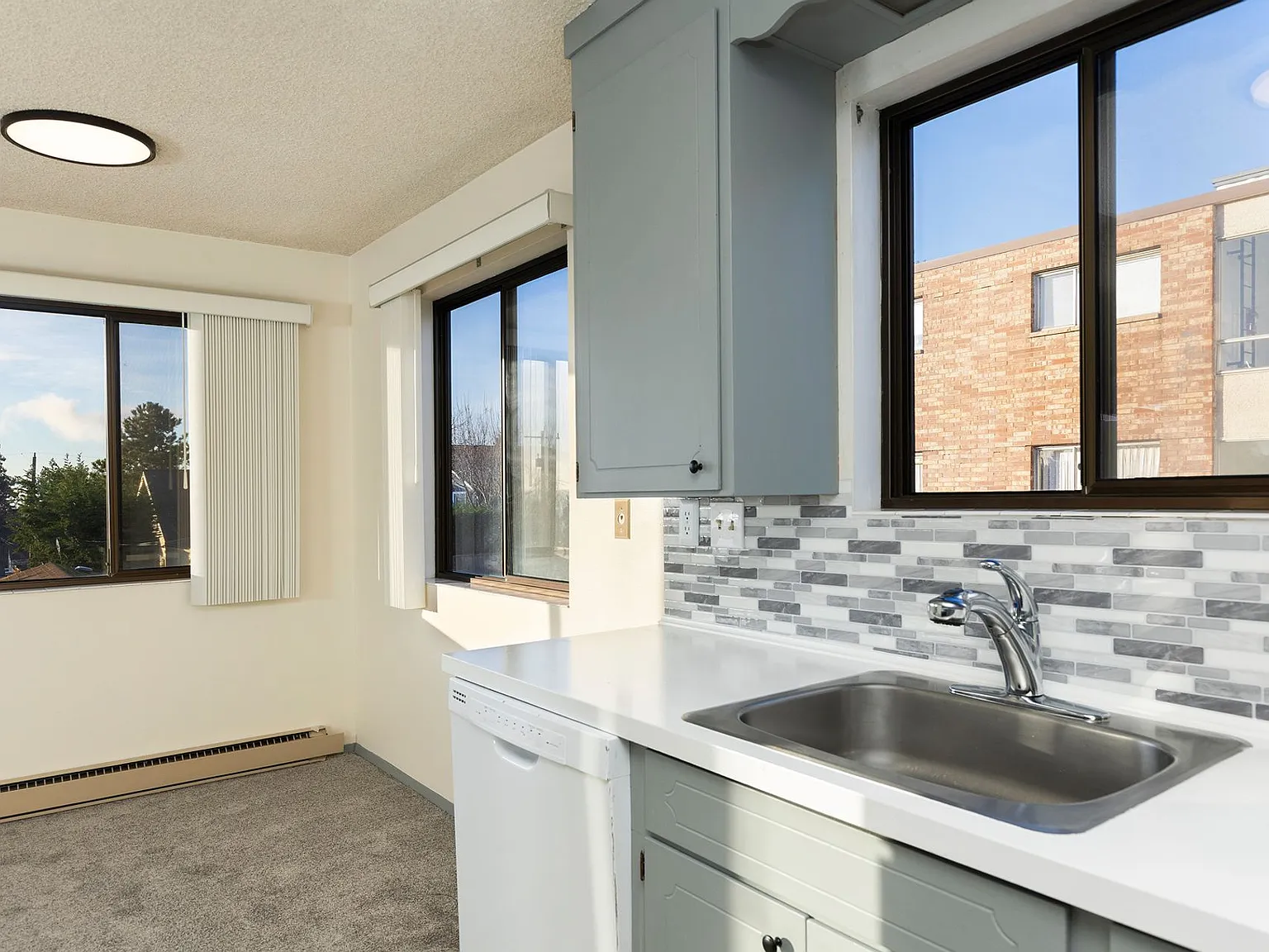 West 8 Apartments — Photo 1