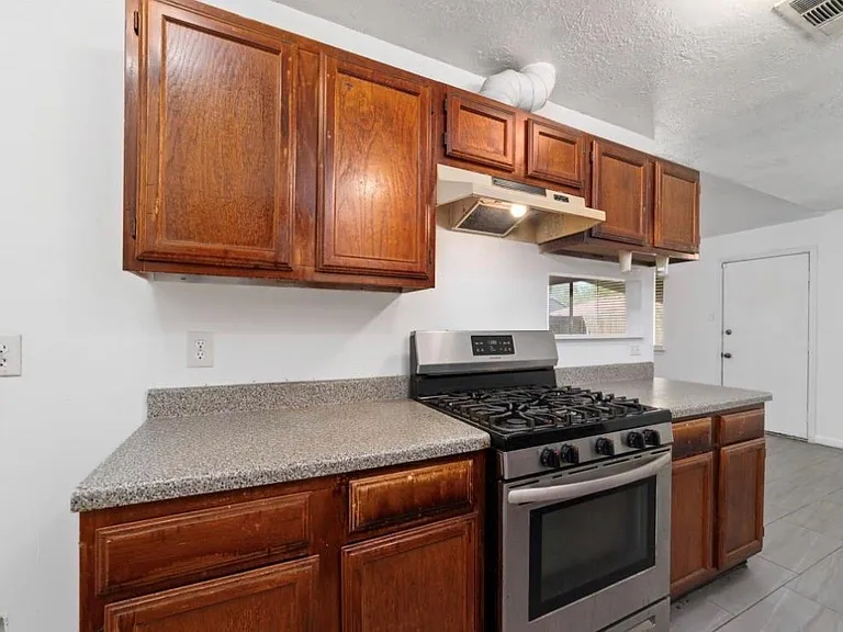 13502 Wells River Dr — Photo 5