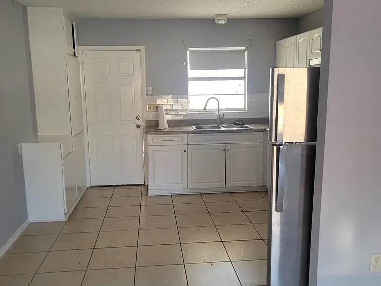 1409 N Lake Ave — Photo 7