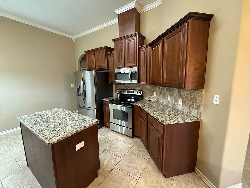 4 bed, 2124 sqft, $2,500 — Photo 4