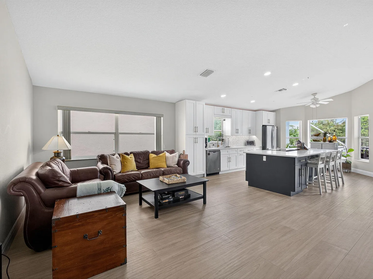 3 bed, 2.0 bath, 1943 sqft, $5,000 — Photo 4