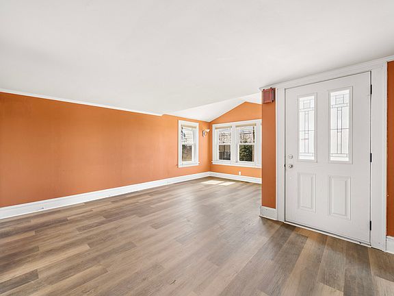 4th image of 604 Illinois St
