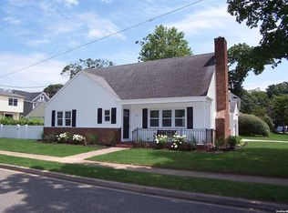 19 Royal Rd, Rockville Centre, NY 11570