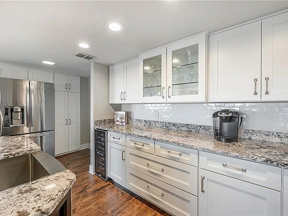 5th image of 4141 Bayshore Blvd APT 1803