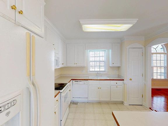 4th image of 303 Clay Brook Drive