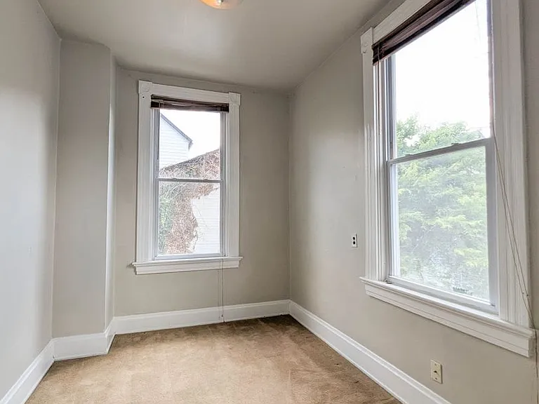 2322 Stratford Apts — Photo 6
