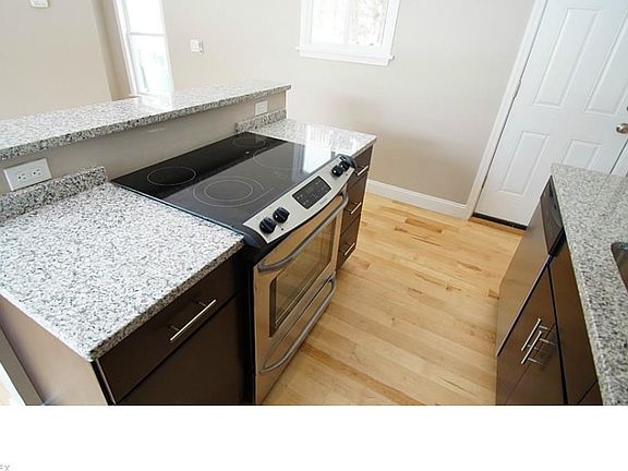 4th image of 196 Vincent St #2