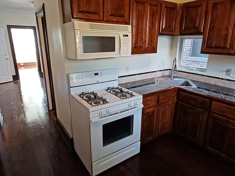 260 Bond St — Photo 2