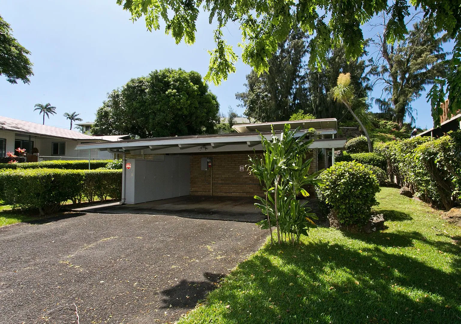 Available now, 5 bedroom 2 bath in Manoa — Photo 1