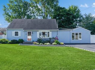 32 Dunkirk St, Deer Park, NY 11729