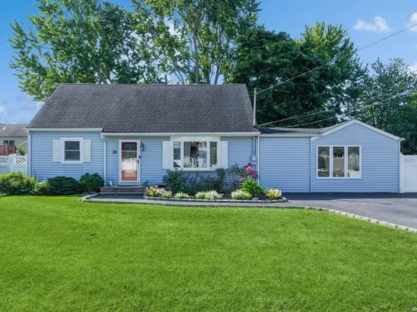 32 Dunkirk Street, Deer Park, NY 11729