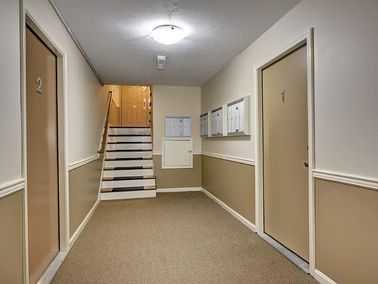 Highlands 2 bedroom apartment walking distance to Bardstown Road. — Photo 15
