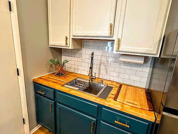 2nd image of 4827 N Ashland Ave APT 2R
