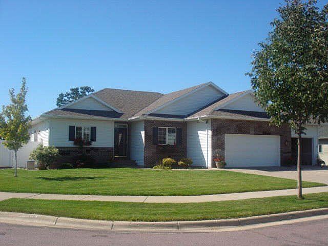 Pending: 2041 Sundance Lane, North Mankato, MN 56003