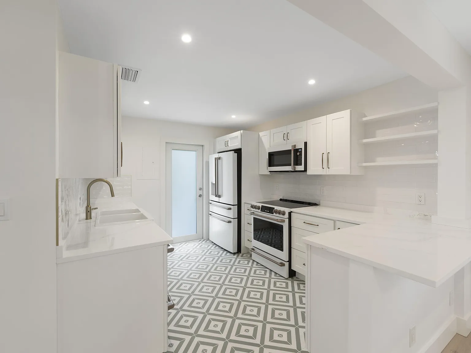 2 bed, 2.0 bath, 768 sqft, $4,500 — Photo 3