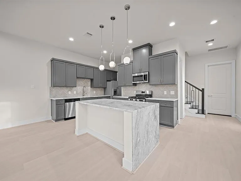 4525 Davenport St — Photo 8