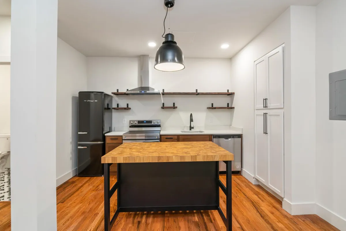 Primary Photo - 826 N Broadway St #301