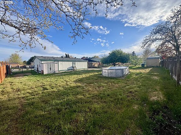 4th image of 160 Elizabeth Dr