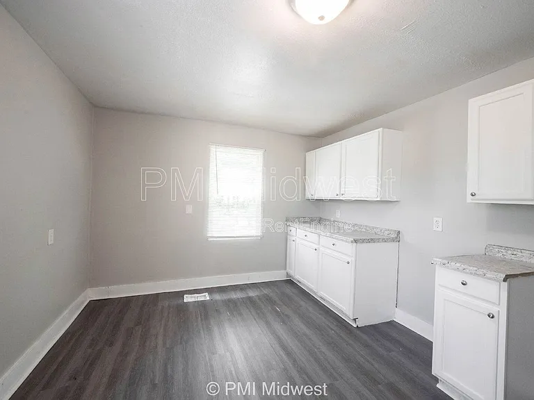 445 W 29th St — Photo 9