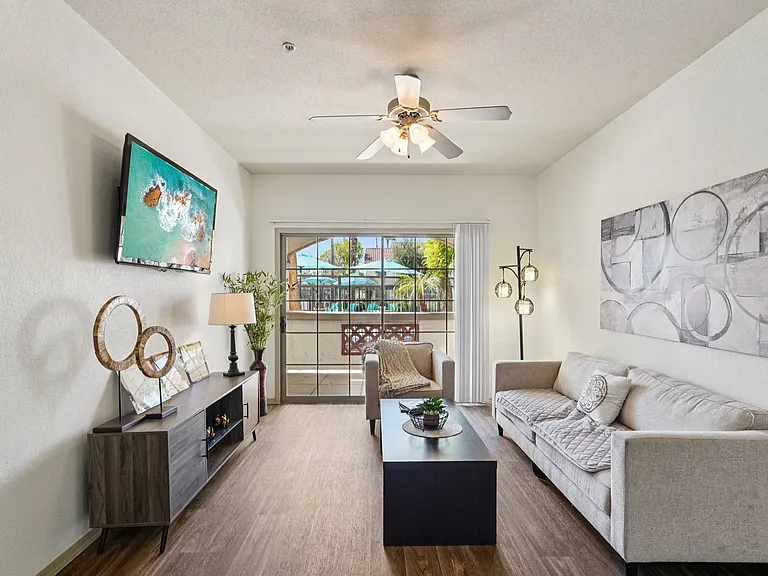 Del Mar Apartments — Photo 6