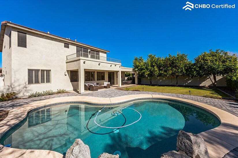 Relaxing Pool and peaceful outdoor space