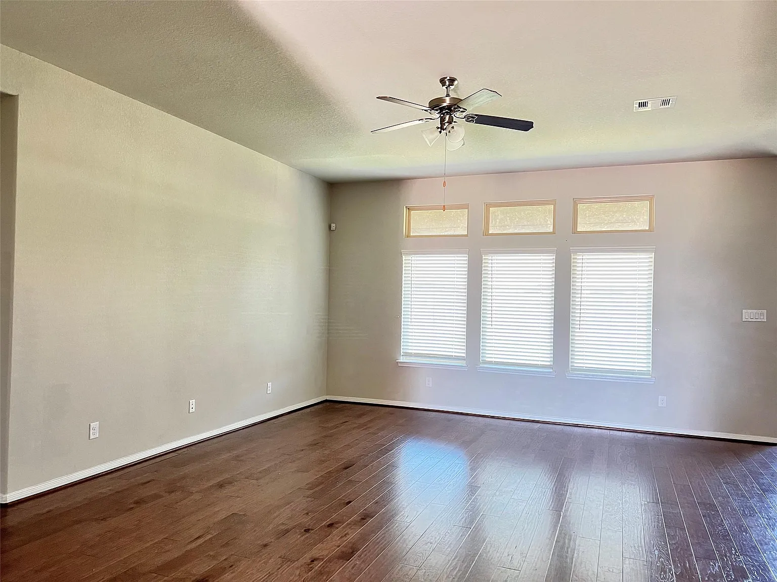 4 bed, 3.0 bath, 2615 sqft, $2,600 — Photo 3