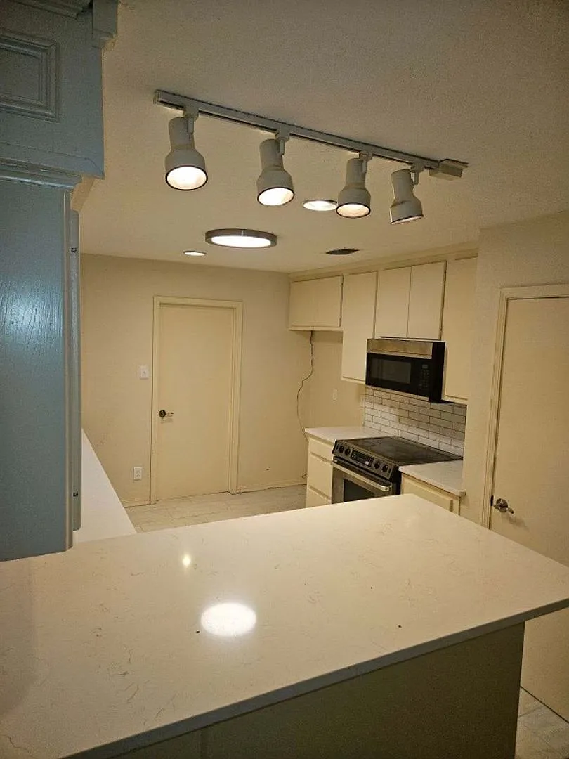 611 613 Kings Mountain — Photo 3