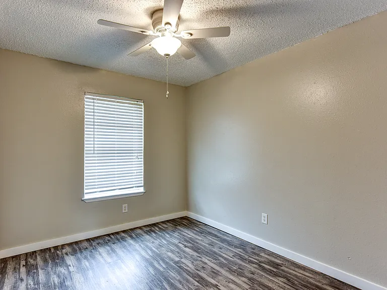 2050 S Saunders St — Photo 10