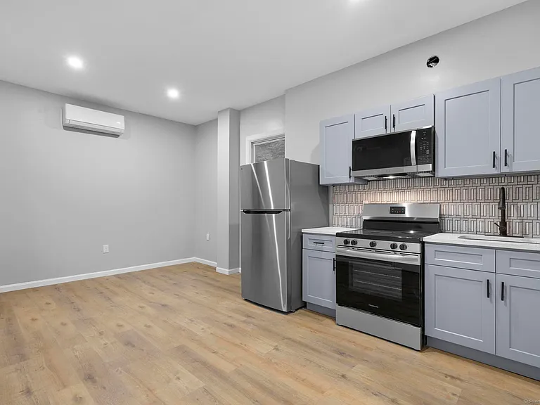 140 Grand St #2B — Photo 2