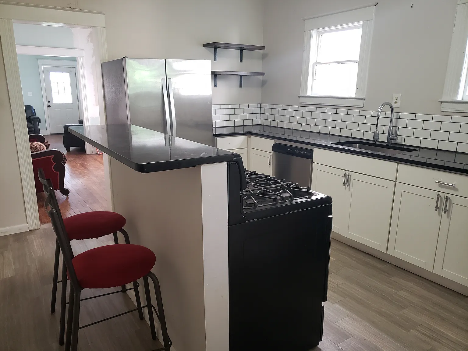 6 bed, 3000 sqft, $4,500 — Photo 2