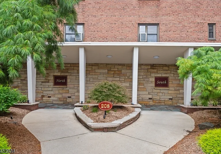 208 Anderson St — Photo 3