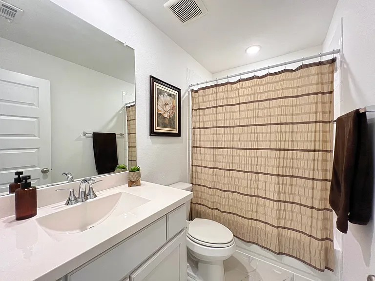 2410 Doncaster Dr — Photo 17