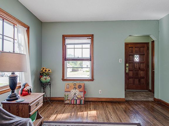 4th image of 186 Bernard St E