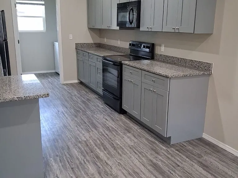 320 N Avenue B — Photo 2
