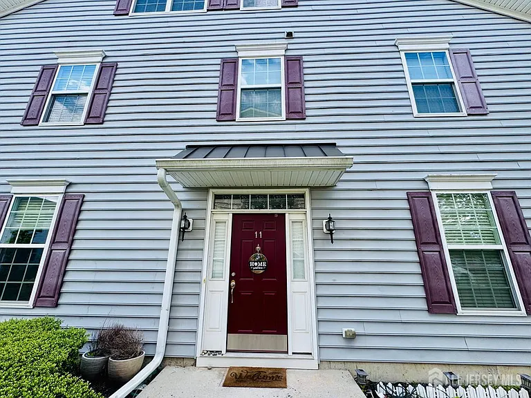 11 Morris Ln S — Photo 2