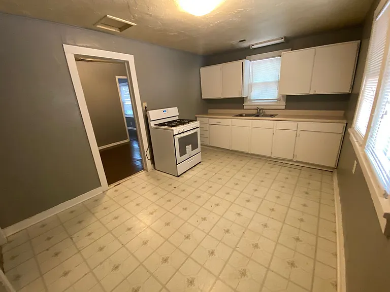 710 W Chicago St — Photo 10