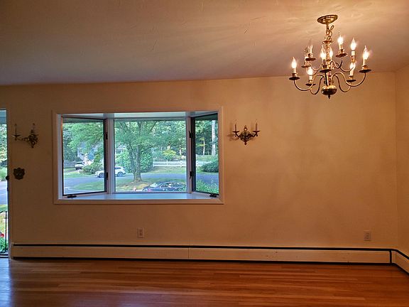 Bay window overlooking Cul-Dec-Sac