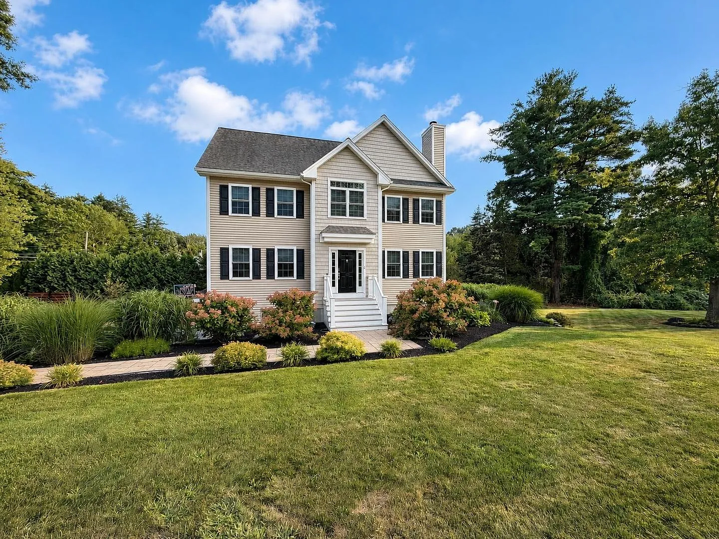 Beautiful 4 Bedroom Colonial Home with Finished Basement, 2-Car Garage & Private Backyard | Tewks... — Photo 2