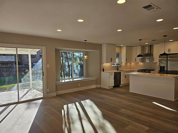 3rd image of 2807 Ashdale Dr