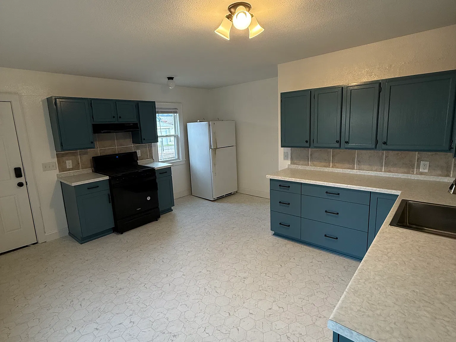 2405 Grand St NE — Photo 2