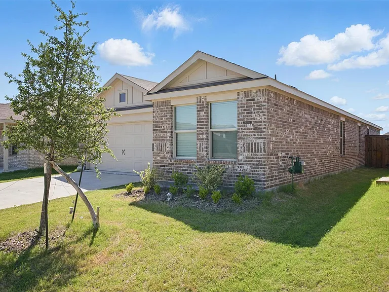 1326 Eldridge Pond St — Photo 2